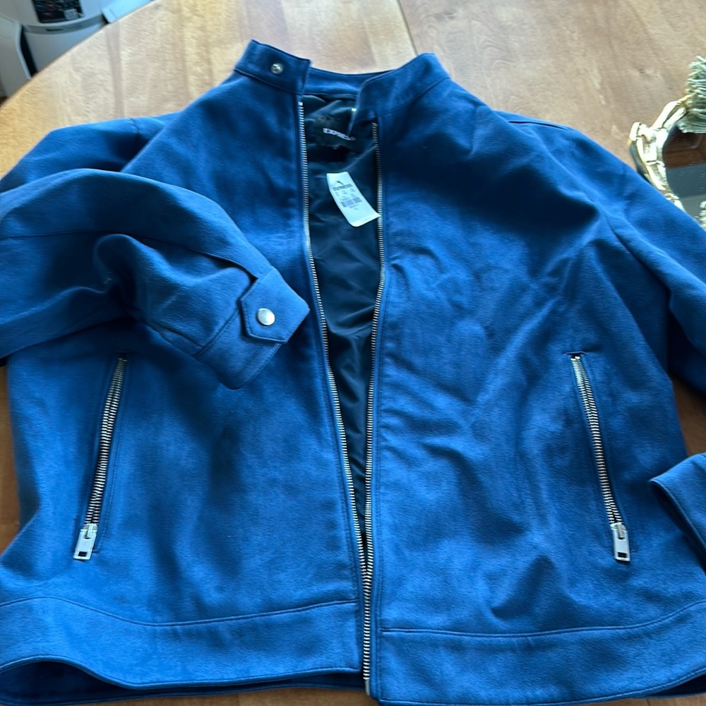 Mens size large two side pocket jacket with a left inside zipper pocket.